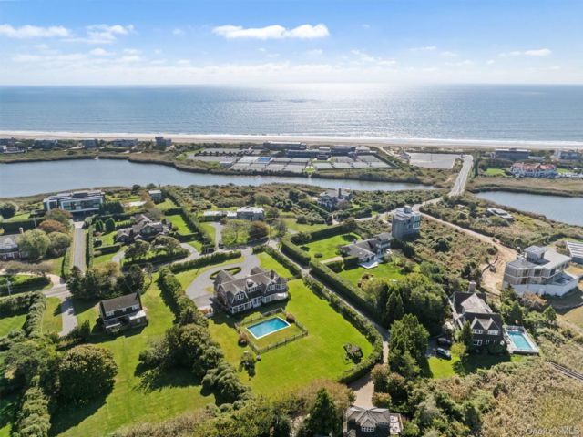  5 BR,  6.00 BTH &nbsp;Traditional style home in Bridgehampton