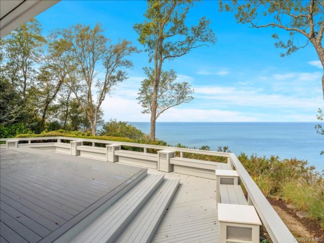  3 BR,  3.00 BTH &nbsp;Other style home in Riverhead