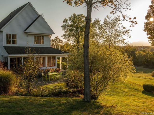  4 BR,  4.00 BTH &nbsp;Farmhouse style home in Germantown