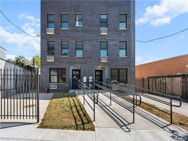  6 BR,  5.00 BTH &nbsp;House style home in Esplanade