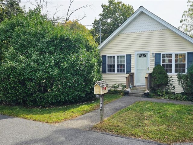 [East Moriches Real Estate, listing number 7218269]