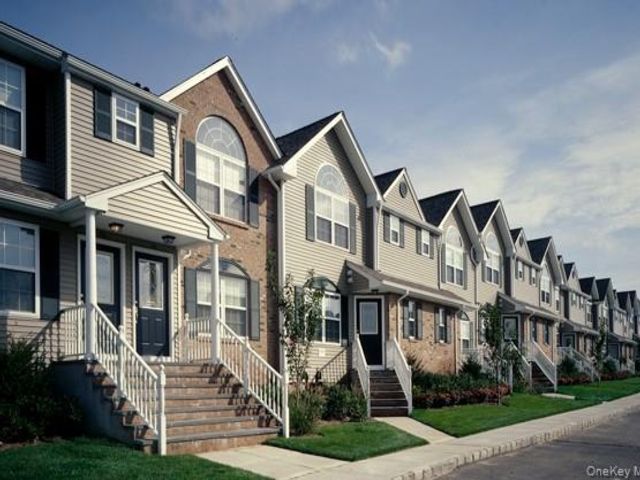  2 BR,  2.00 BTH &nbsp;Other style home in Farmingville