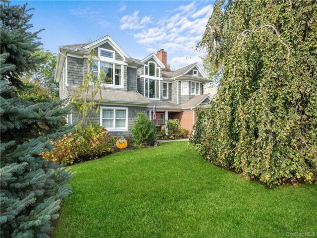  4 BR,  3.00 BTH &nbsp;Colonial style home in Babylon