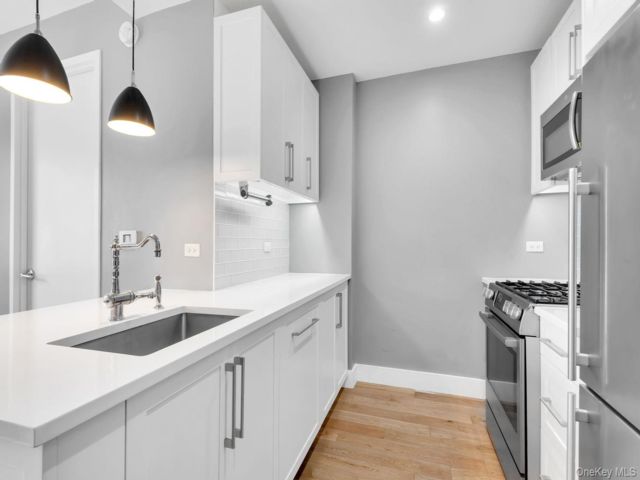  2 BR,  2.00 BTH &nbsp;House style home in Long Island City