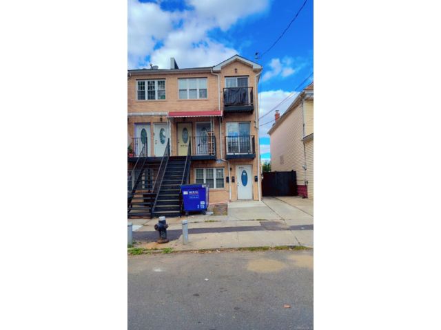 11 BR,  7.00 BTH &nbsp;House style home in Richmond Hill