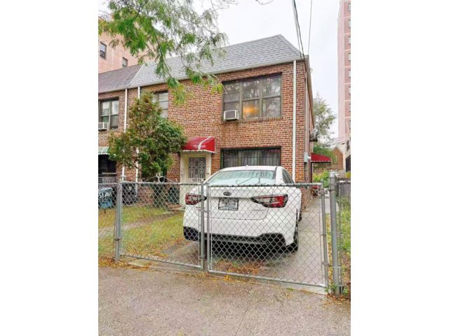  4 BR,  3.00 BTH &nbsp;House style home in Flushing