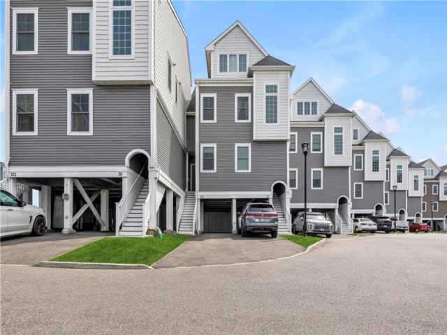  2 BR,  3.00 BTH &nbsp;Condo style home in East Rockaway