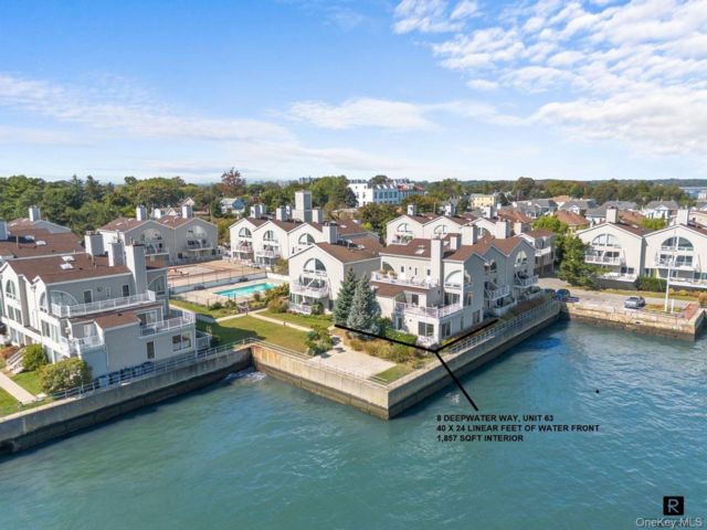  3 BR,  3.00 BTH &nbsp;Condo style home in City Island