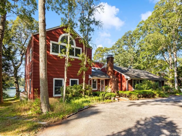  6 BR,  4.00 BTH &nbsp;Contemporary style home in Southold