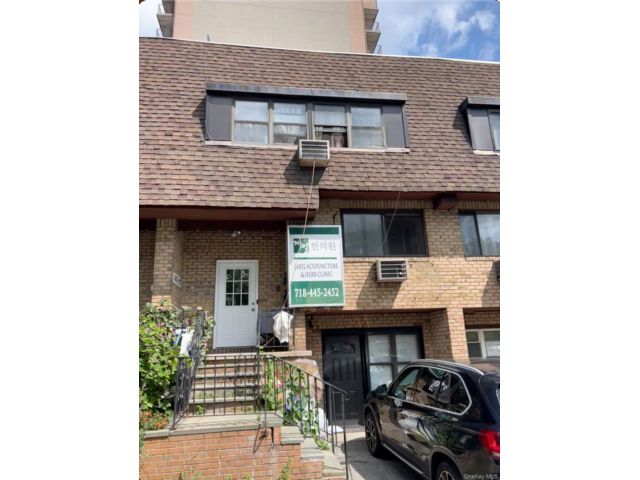 11 BR,  5.00 BTH &nbsp;House style home in Flushing