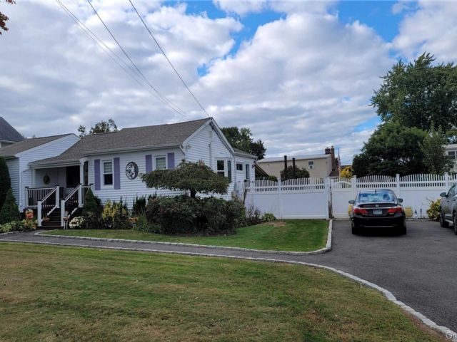[West Babylon Real Estate, listing number 7219112]