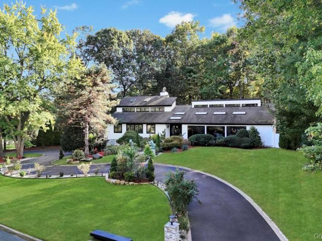  6 BR,  5.00 BTH &nbsp;Contemporary style home in Northport