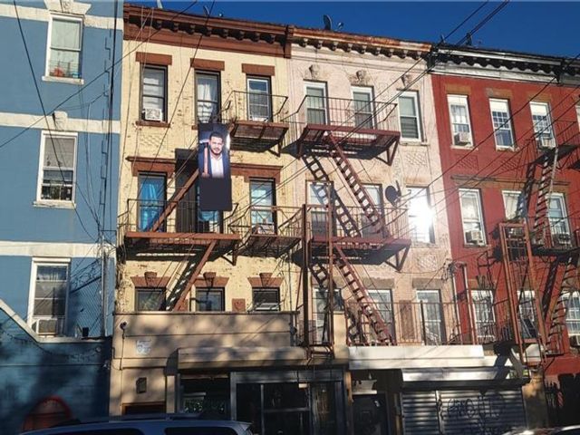  8 BR,  4.00 BTH &nbsp;House style home in Oak Point