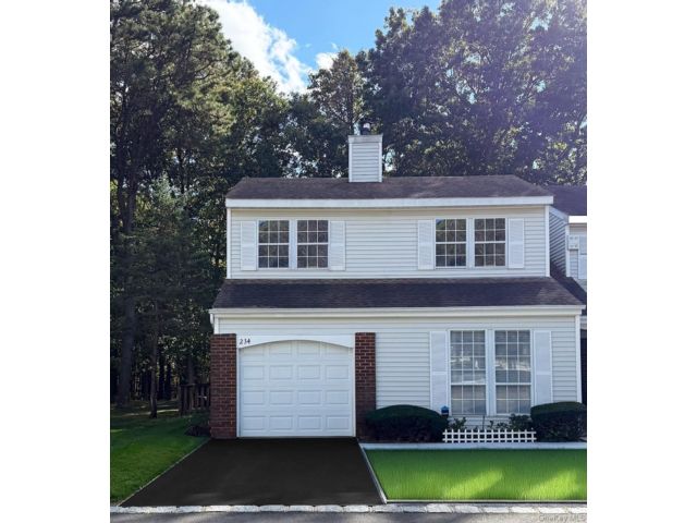  3 BR,  2.00 BTH &nbsp;Condo style home in Middle Island