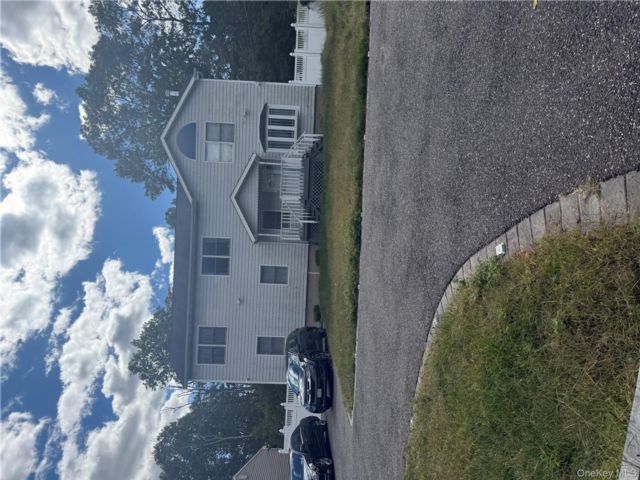  5 BR,  6.00 BTH &nbsp;A-frame style home in Ronkonkoma