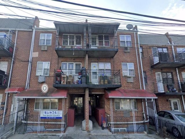 Lot <b>Size:</b> 64X100 &nbsp;House style home in Flushing