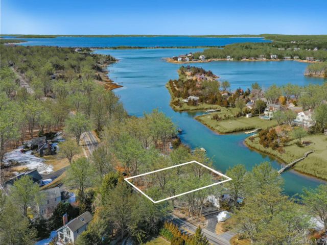Lot <b>Size:</b> 0.37 &nbsp;House style home in Sag Harbor