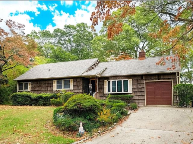  3 BR,  2.00 BTH &nbsp;Ranch style home in Brightwaters