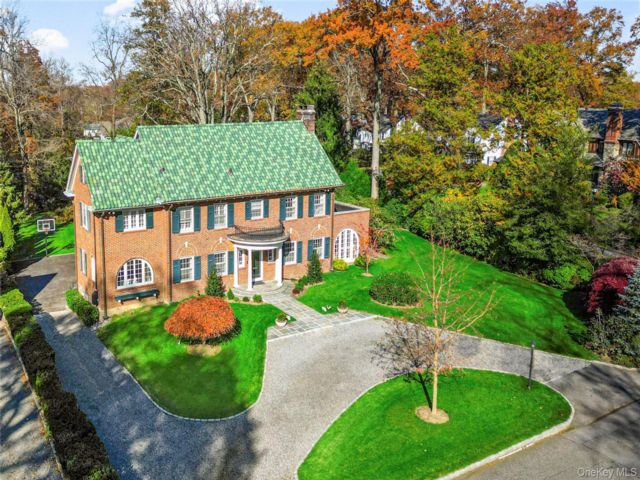  7 BR,  6.00 BTH &nbsp;Colonial style home in New Rochelle