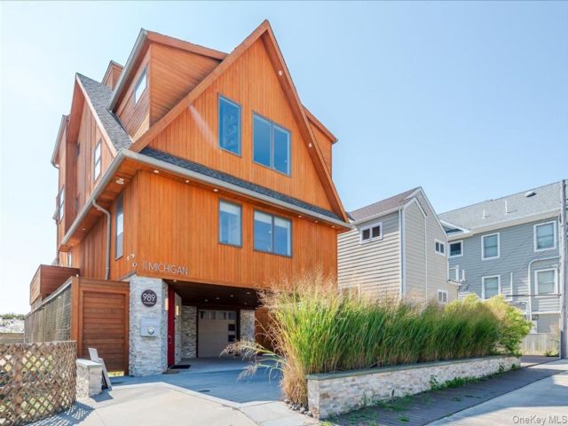  5 BR,  4.00 BTH &nbsp;Contemporary style home in Long Beach