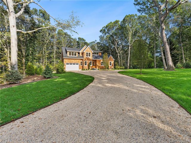  4 BR,  4.00 BTH &nbsp;Farmhouse style home in Mattituck