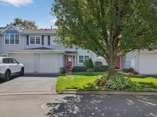  3 BR,  3.00 BTH &nbsp;Condo style home in Kings Park