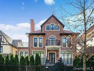  5 BR,  5.00 BTH &nbsp;Contemporary style home in Forest Hills