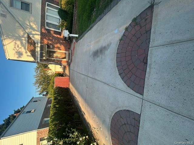  4 BR,  2.00 BTH &nbsp;Colonial style home in Elmont