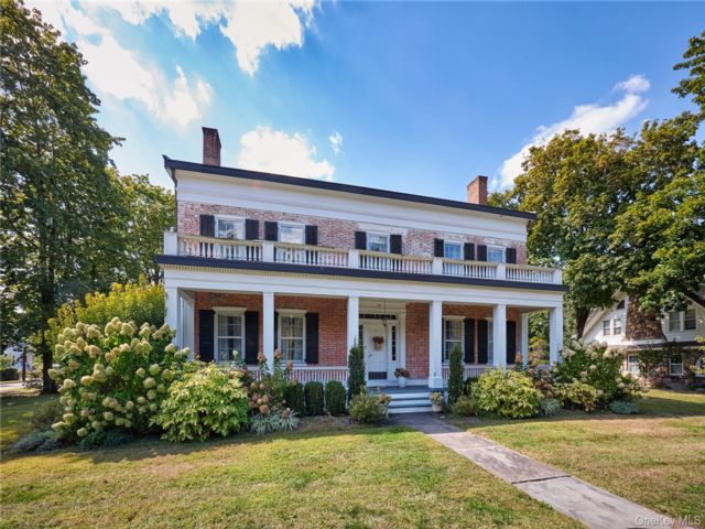  4 BR,  3.00 BTH &nbsp;Colonial style home in Sloatsburg