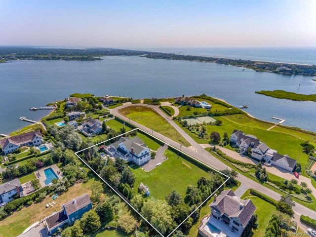  7 BR,  7.00 BTH &nbsp;Traditional style home in Westhampton Beach