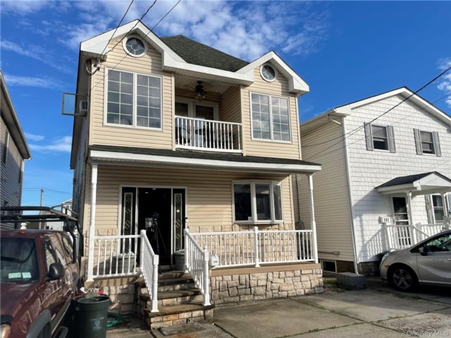  3 BR,  2.00 BTH &nbsp;Colonial style home in East Rockaway
