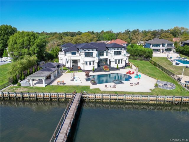  7 BR,  8.00 BTH &nbsp;Modern style home in Hewlett Neck