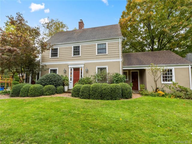  3 BR,  2.00 BTH &nbsp;Colonial style home in Stony Brook