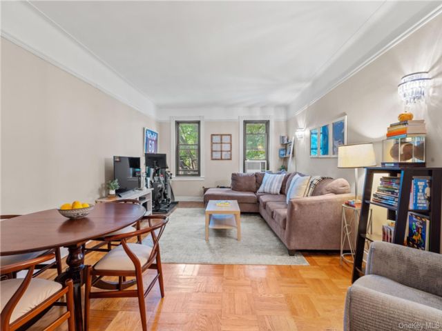 [Forest Hills Real Estate, listing number 7220619]