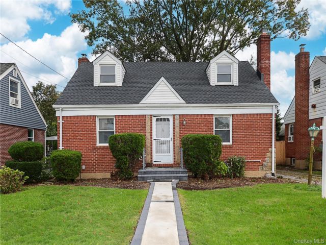  4 BR,  2.00 BTH &nbsp;Exp cape style home in Carle Place