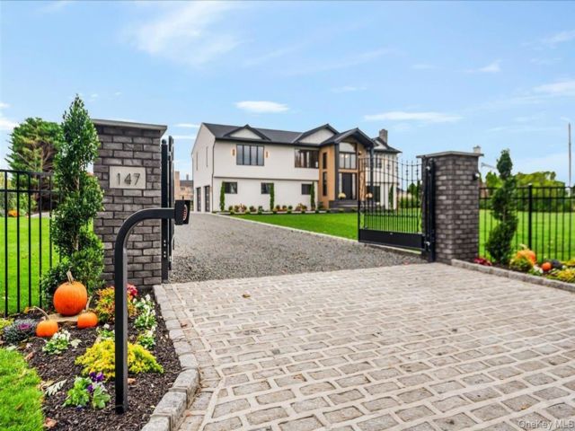  4 BR,  4.00 BTH &nbsp;Post modern style home in Islip