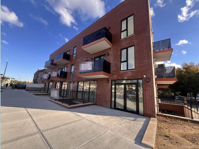  2 BR,  2.00 BTH &nbsp;Garden style home in Flushing