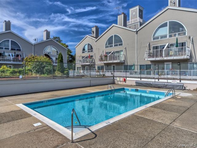  2 BR,  2.00 BTH &nbsp;Condo style home in City Island
