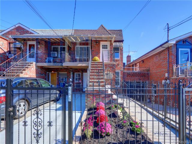  4 BR,  3.00 BTH &nbsp;Hi ranch style home in Canarsie