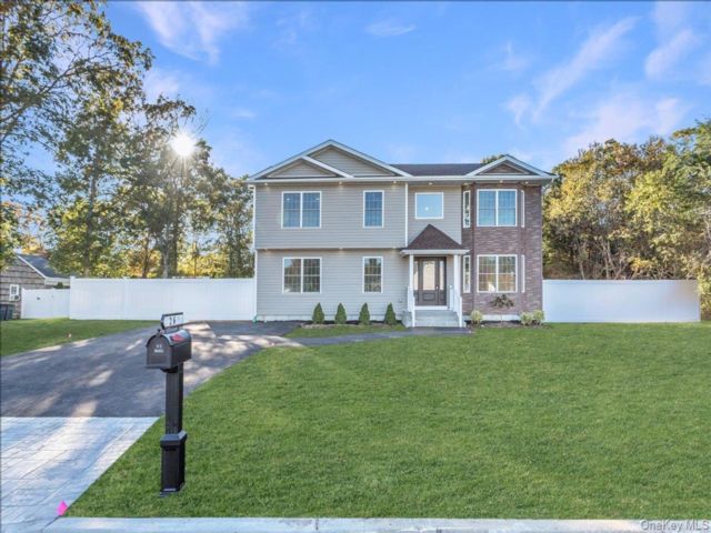  6 BR,  3.00 BTH &nbsp;Hi ranch style home in Coram