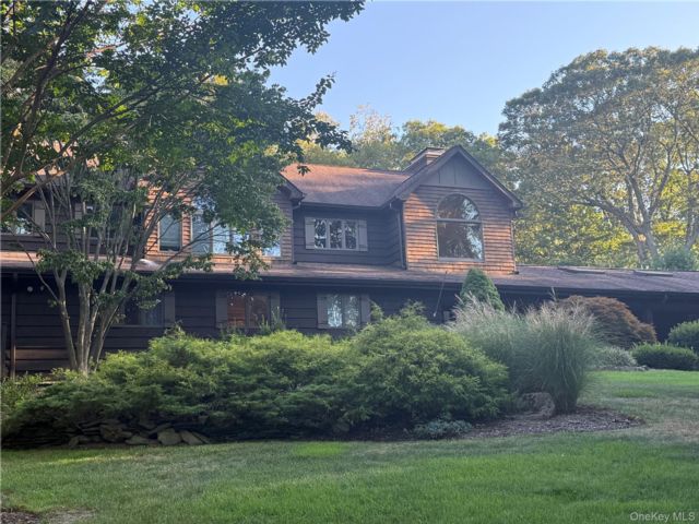  6 BR,  5.00 BTH &nbsp;Exp ranch style home in Greenlawn