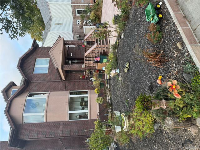  4 BR,  4.00 BTH &nbsp;A-frame style home in Kew Gardens