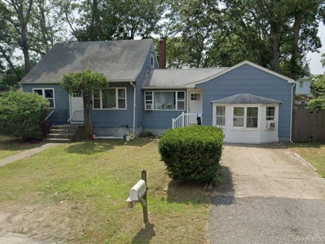  4 BR,  2.00 BTH &nbsp;Cape cod style home in Mastic