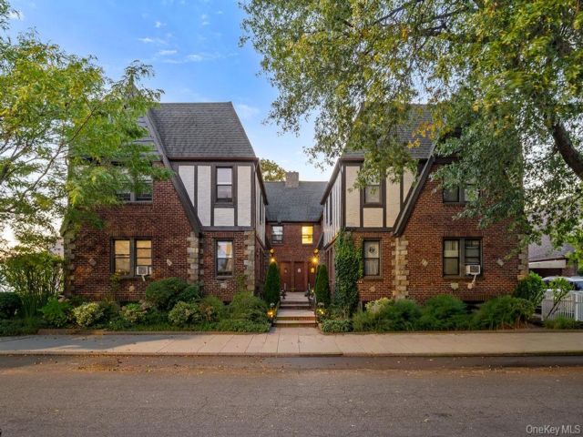 12 BR, 12.00 BTH &nbsp;Tudor style home in Bayside