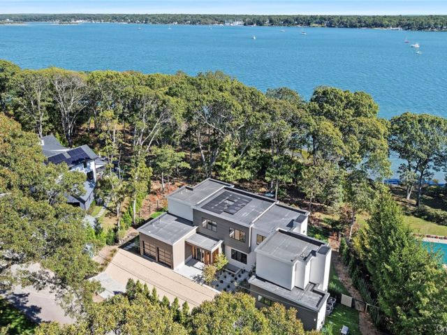  8 BR,  8.00 BTH &nbsp;Modern style home in East Hampton