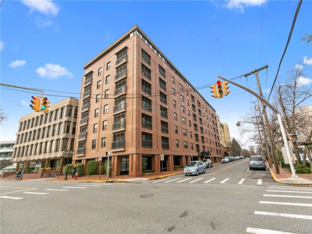  2 BR,  3.00 BTH &nbsp;Other style home in Great Neck