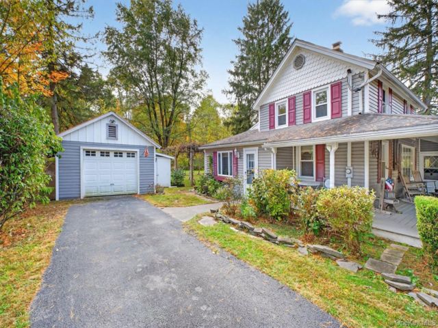  3 BR,  2.00 BTH &nbsp;Farmhouse style home in Hopewell Junction