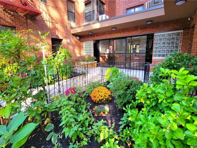  1 BR,  1.00 BTH &nbsp;Other style home in East Elmhurst