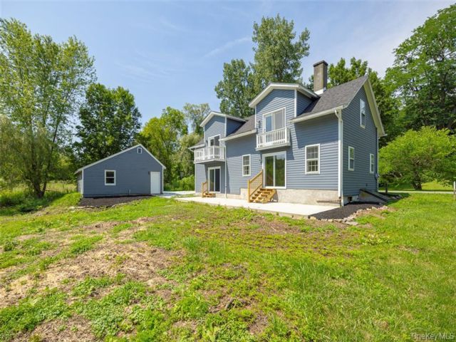  3 BR,  2.00 BTH &nbsp;Colonial style home in Millerton