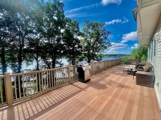  3 BR,  5.00 BTH &nbsp;Contemporary style home in Carmel